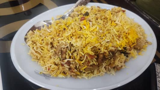 بریانی بنانے کے لیے کاریگر کی ضرورت ہے