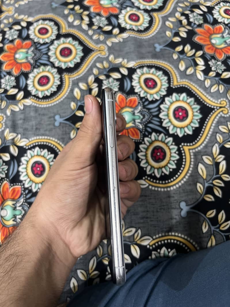 Apple iPhone X 4