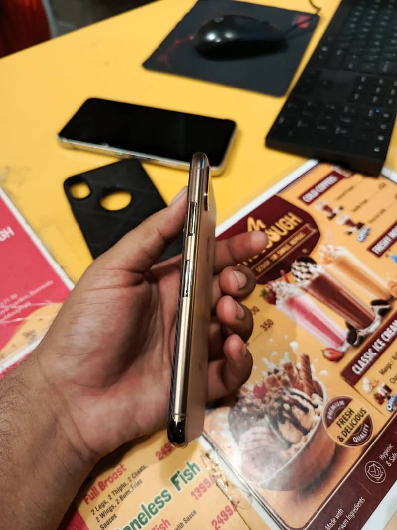 Apple iPhone XS 4