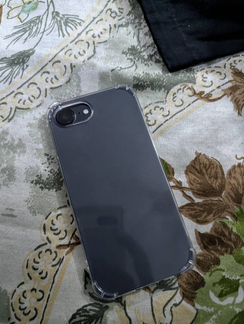 Apple iPhone 16e 0