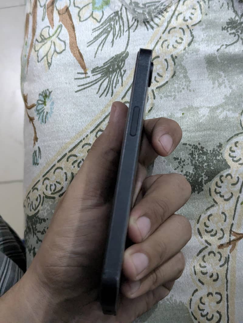 Apple iPhone 16e 1