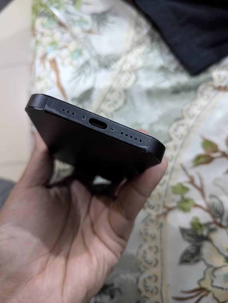 Apple iPhone 16e 2