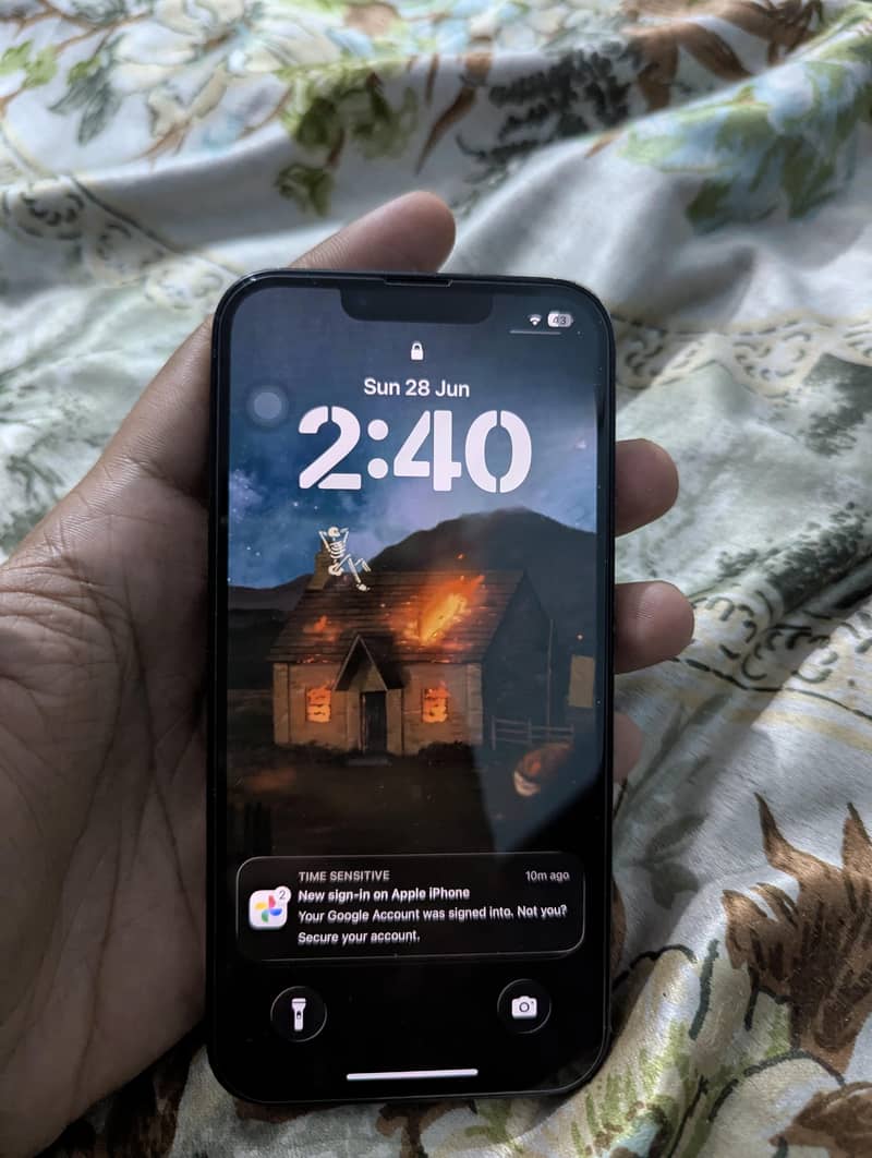 Apple iPhone 16e 3
