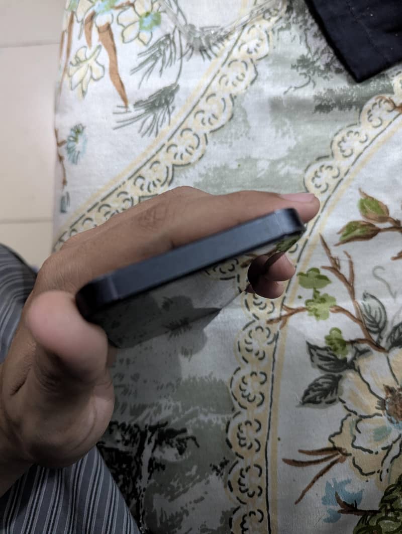 Apple iPhone 16e 4
