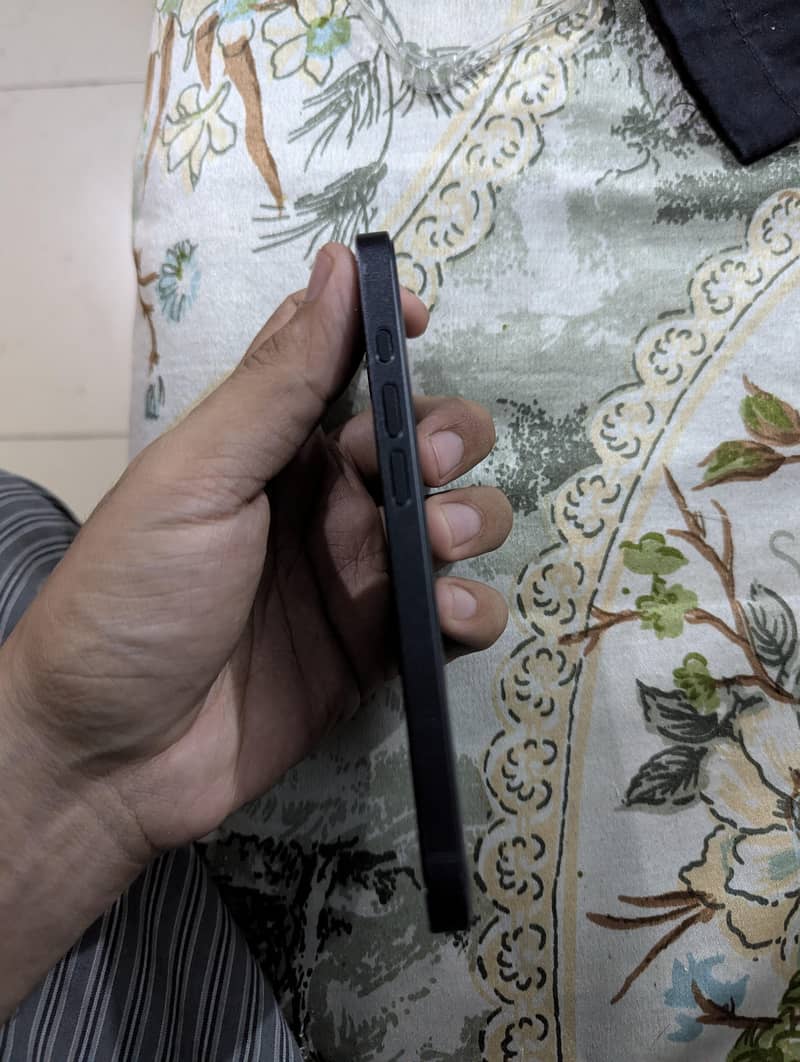 Apple iPhone 16e 5