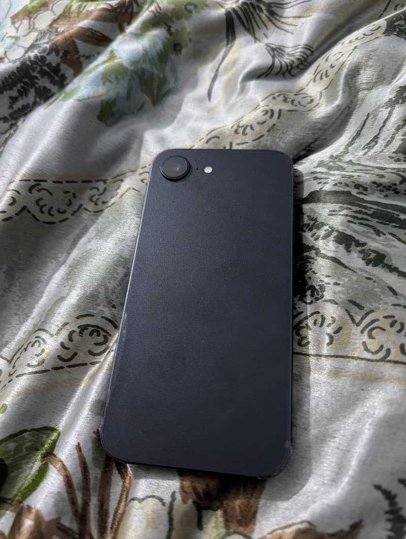 Apple iPhone 16e 6