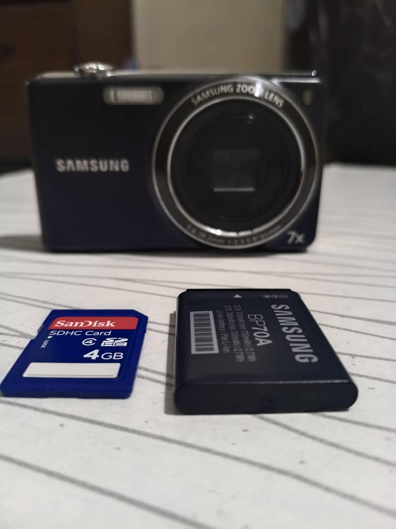 Samsung 14.2 Mega pixels Digital Camera 0