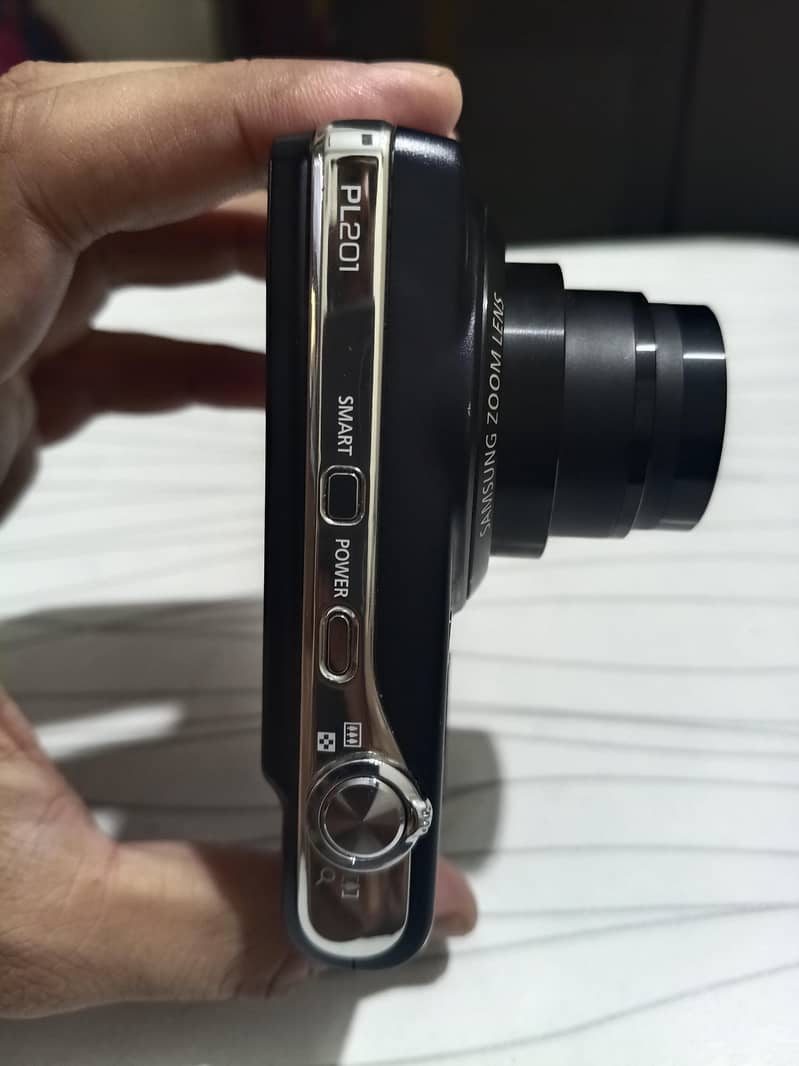 Samsung 14.2 Mega pixels Digital Camera 1