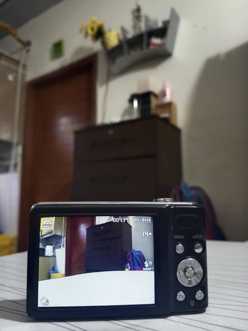 Samsung 14.2 Mega pixels Digital Camera 2