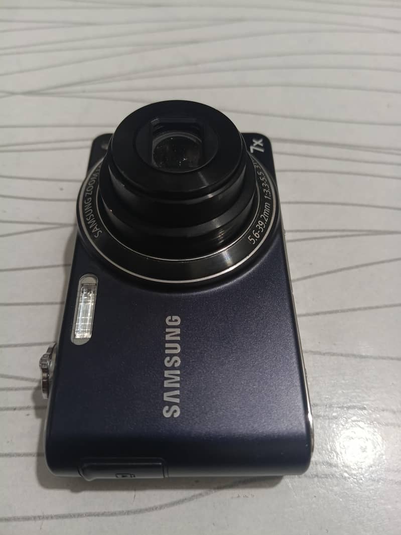Samsung 14.2 Mega pixels Digital Camera 3