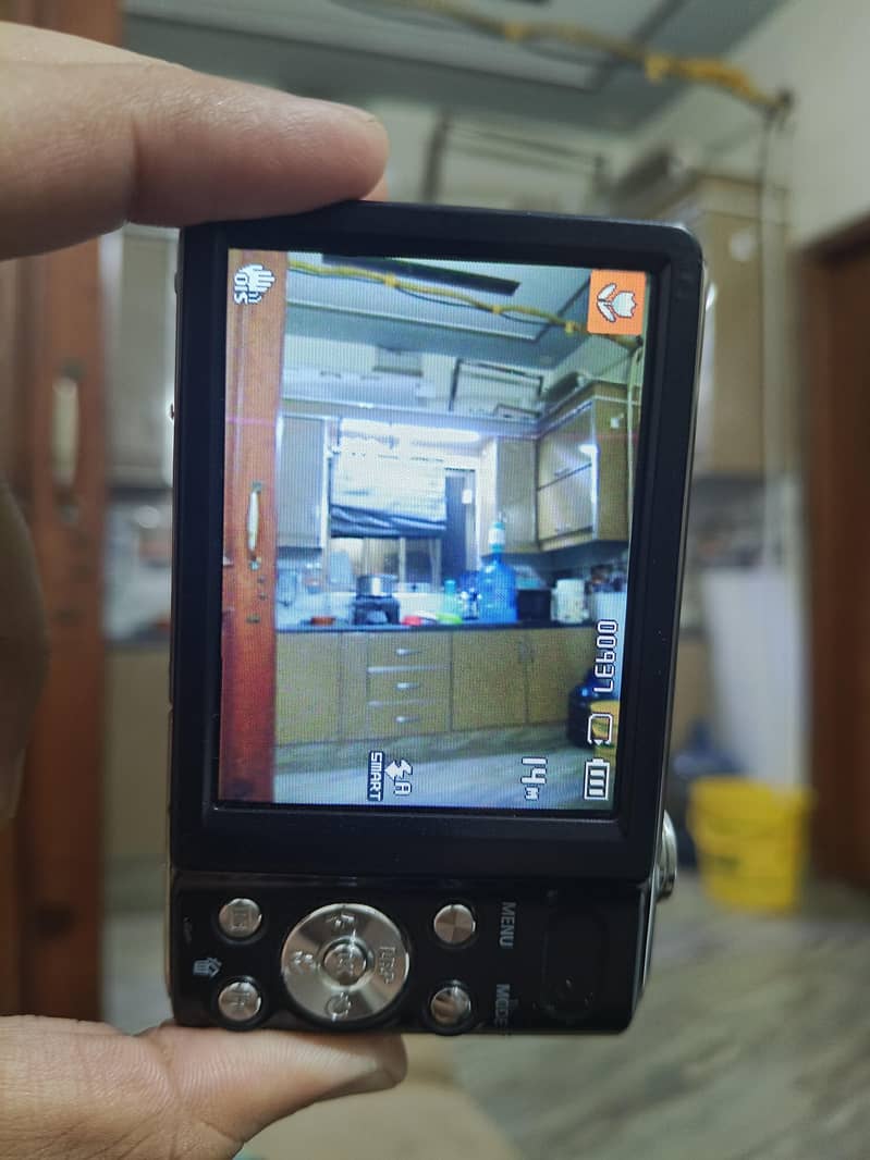 Samsung 14.2 Mega pixels Digital Camera 4