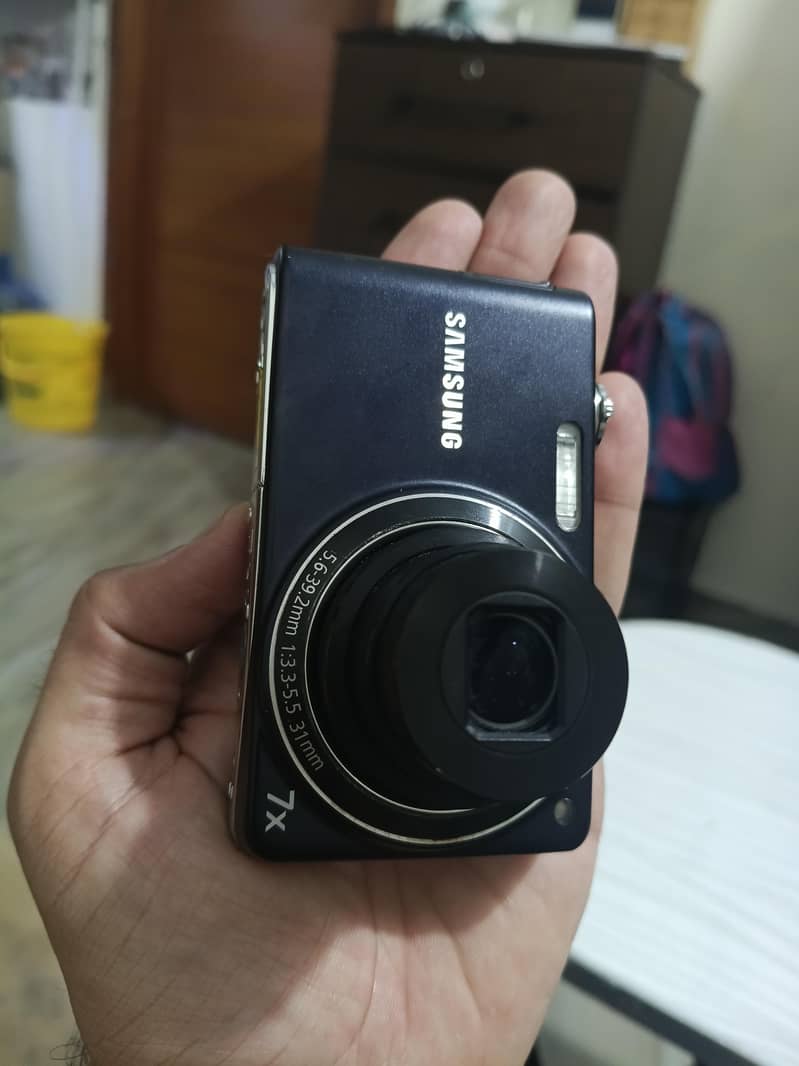 Samsung 14.2 Mega pixels Digital Camera 5