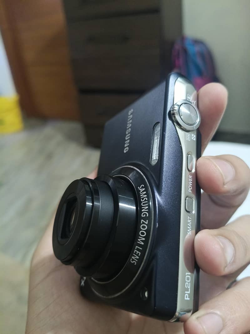 Samsung 14.2 Mega pixels Digital Camera 6