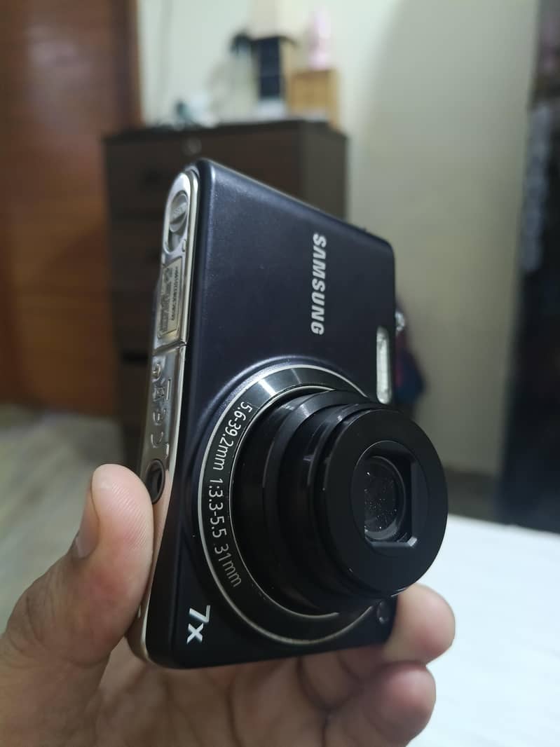Samsung 14.2 Mega pixels Digital Camera 7