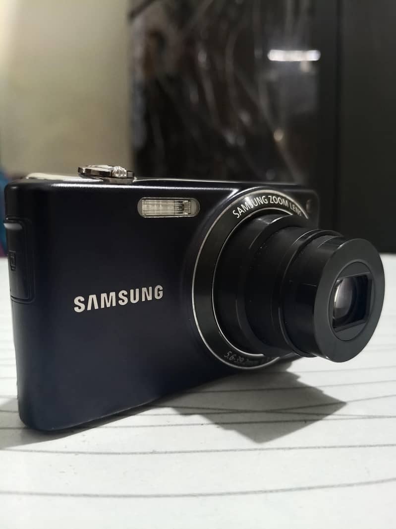 Samsung 14.2 Mega pixels Digital Camera 8