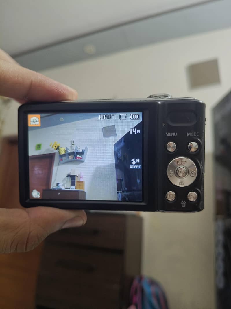 Samsung 14.2 Mega pixels Digital Camera 9