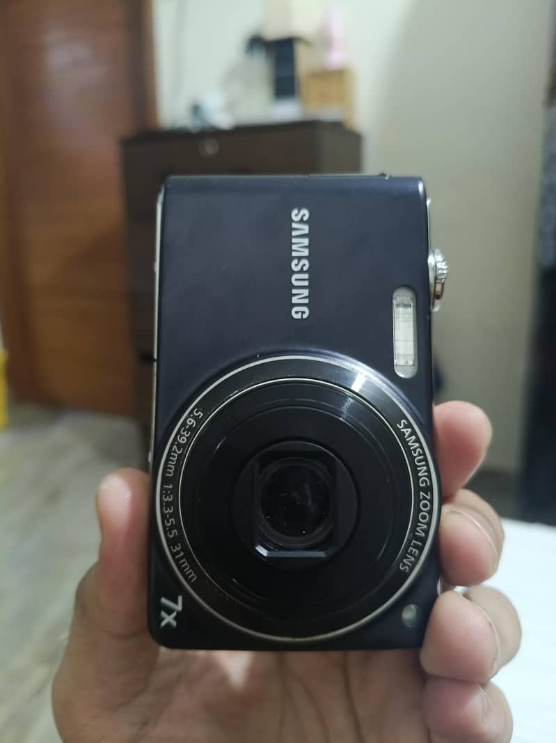 Samsung 14.2 Mega pixels Digital Camera 10