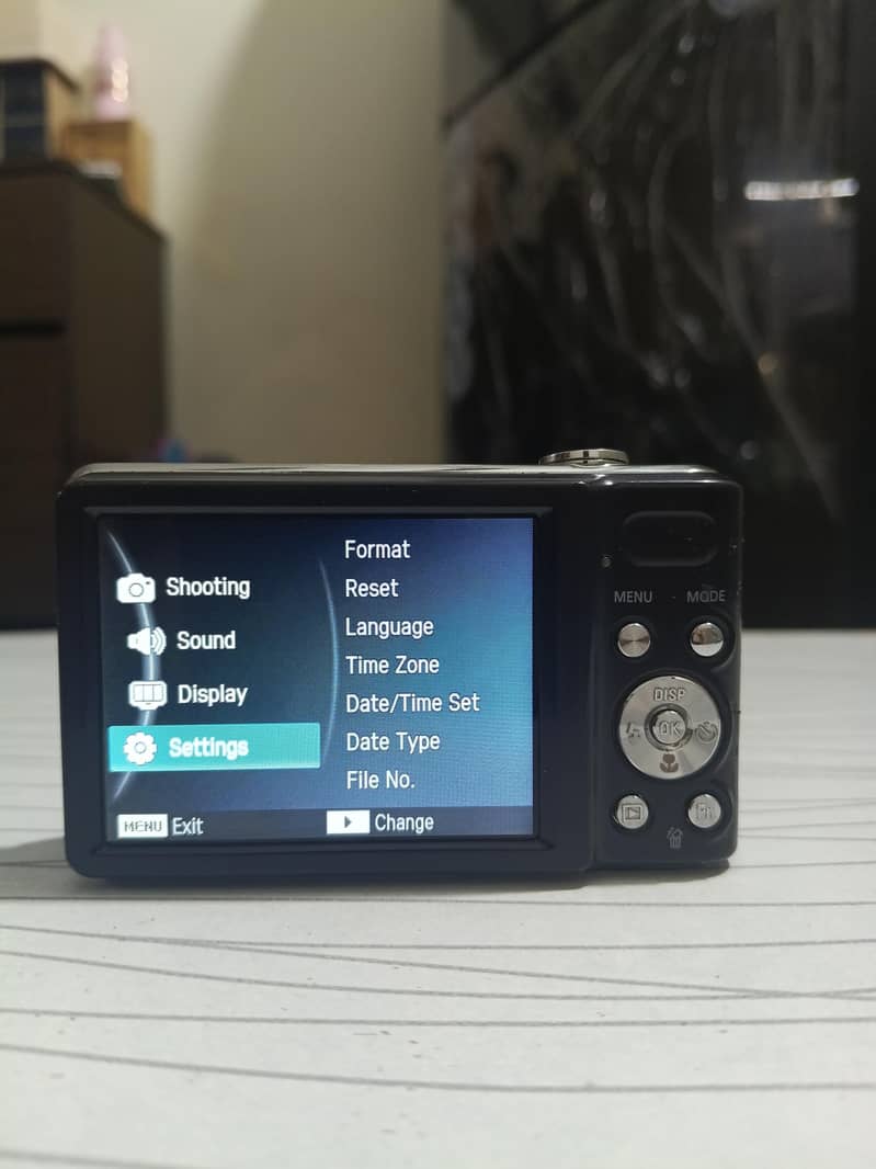 Samsung 14.2 Mega pixels Digital Camera 11