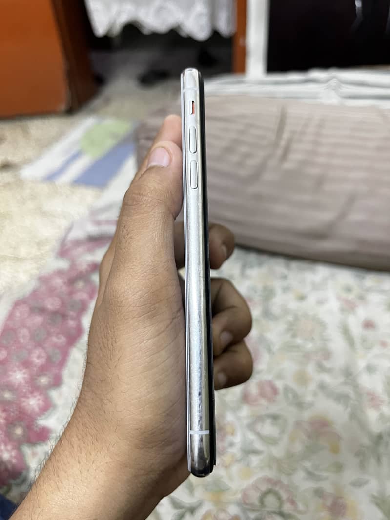 Apple iPhone X 3