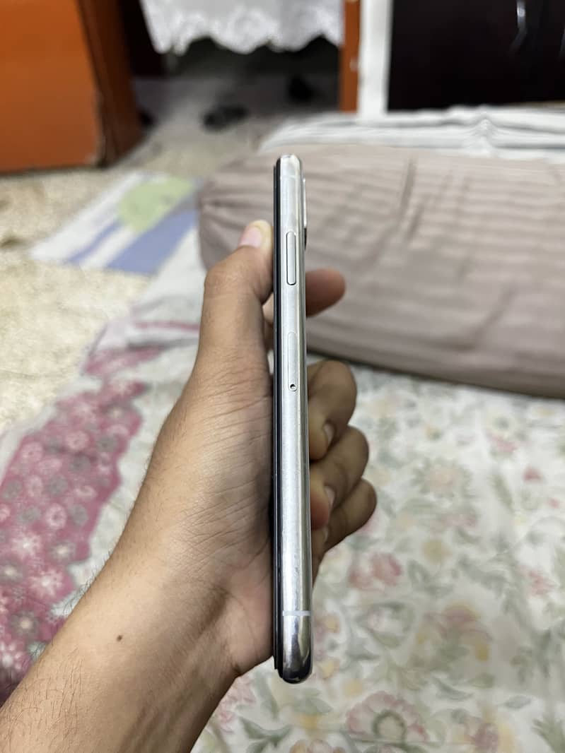Apple iPhone X 4
