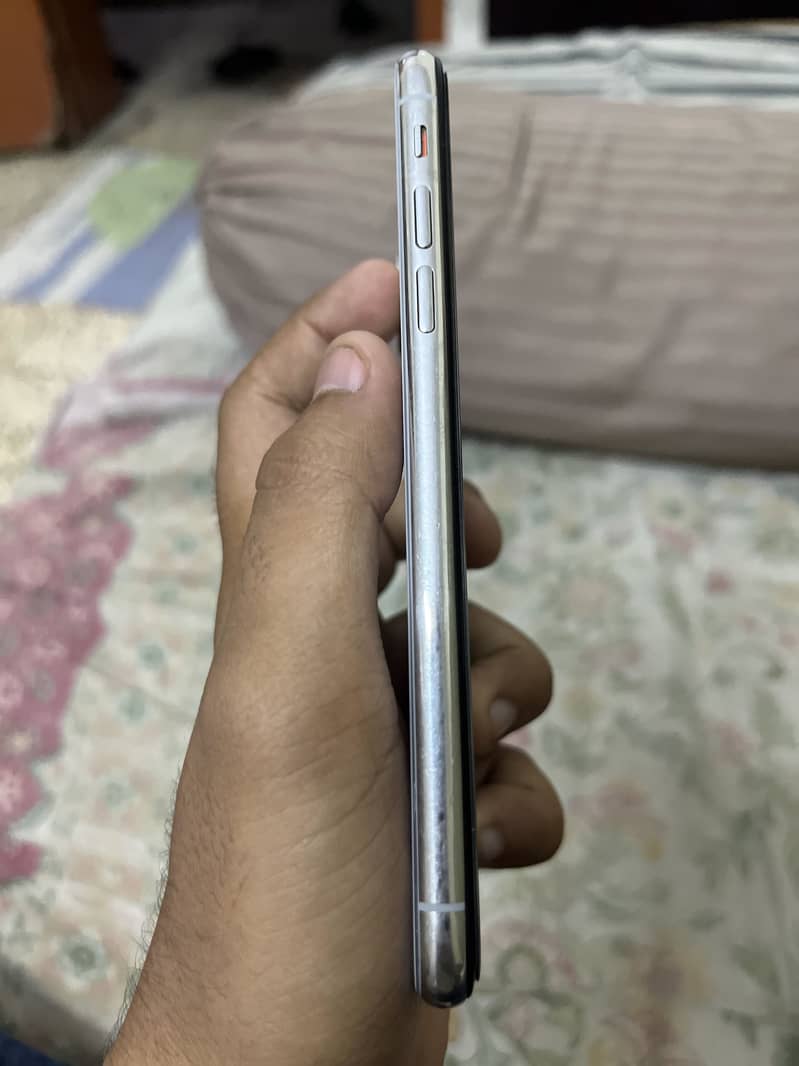 Apple iPhone X 5