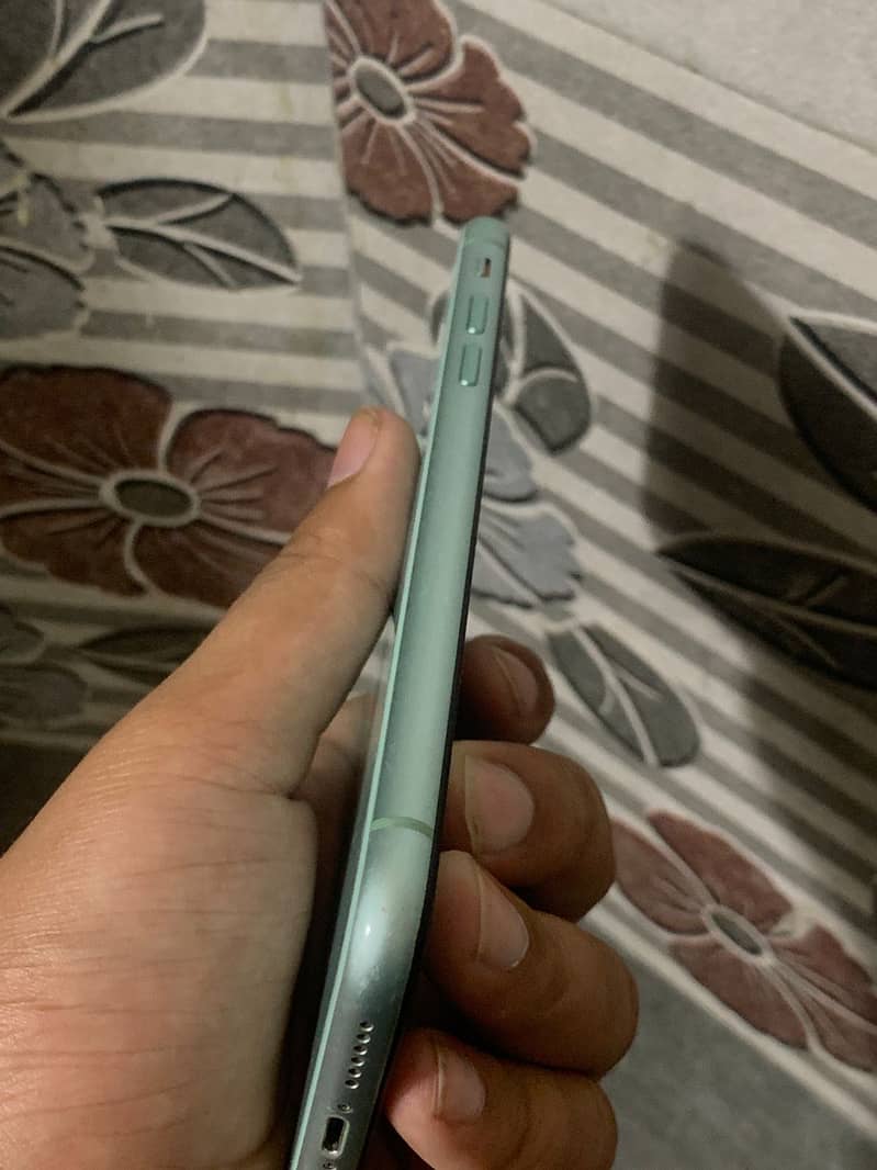 Apple iPhone 11 4