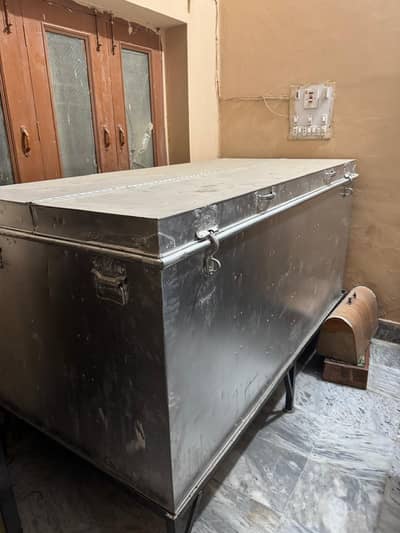double door peti with stand