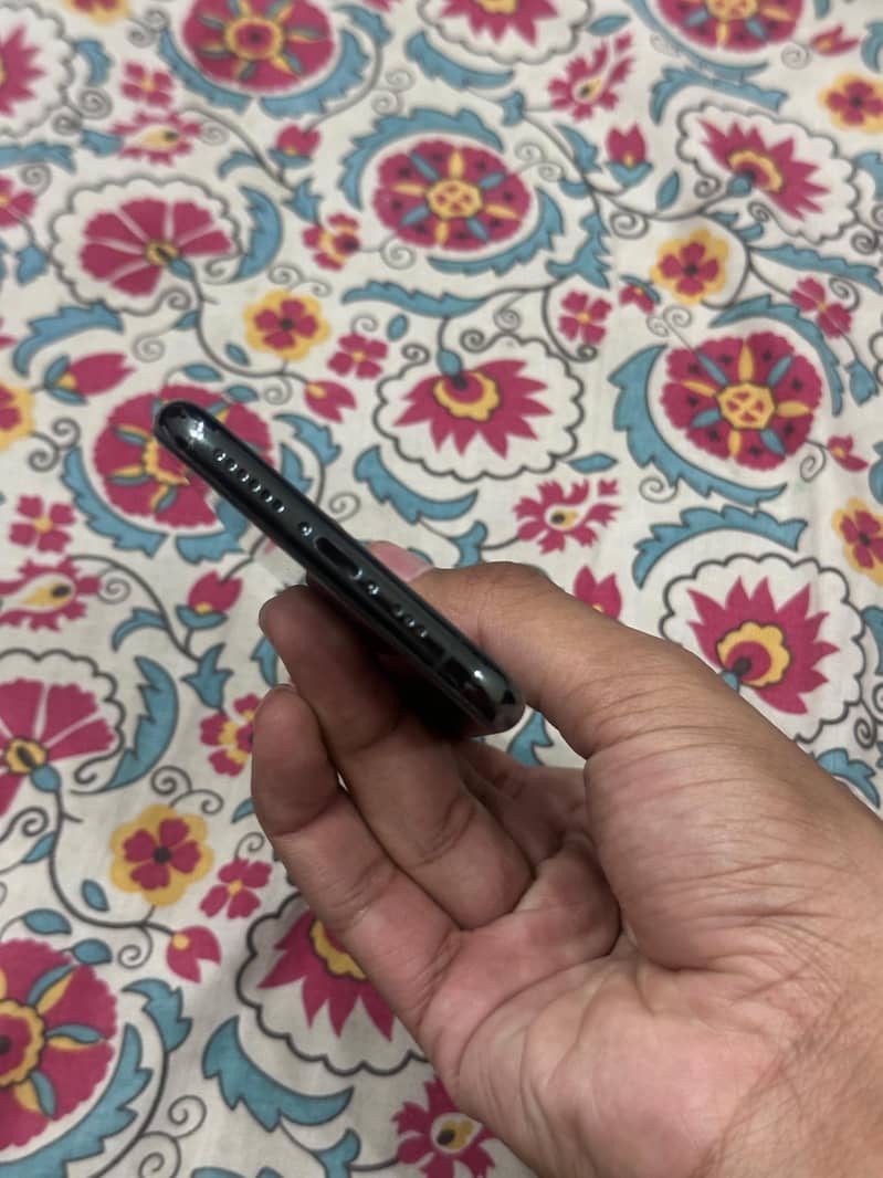 Apple iPhone 11 Pro 4
