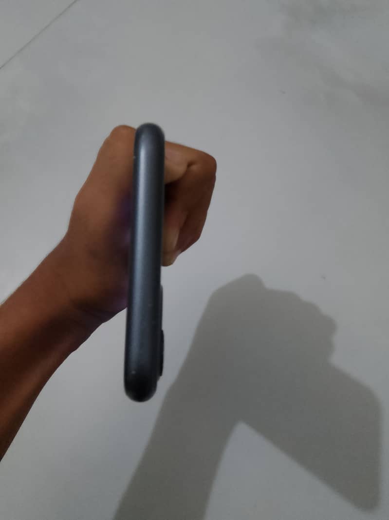 Apple iPhone 11 4
