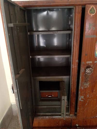 heavy iron almari/cupboard -used lock 1 side kharab