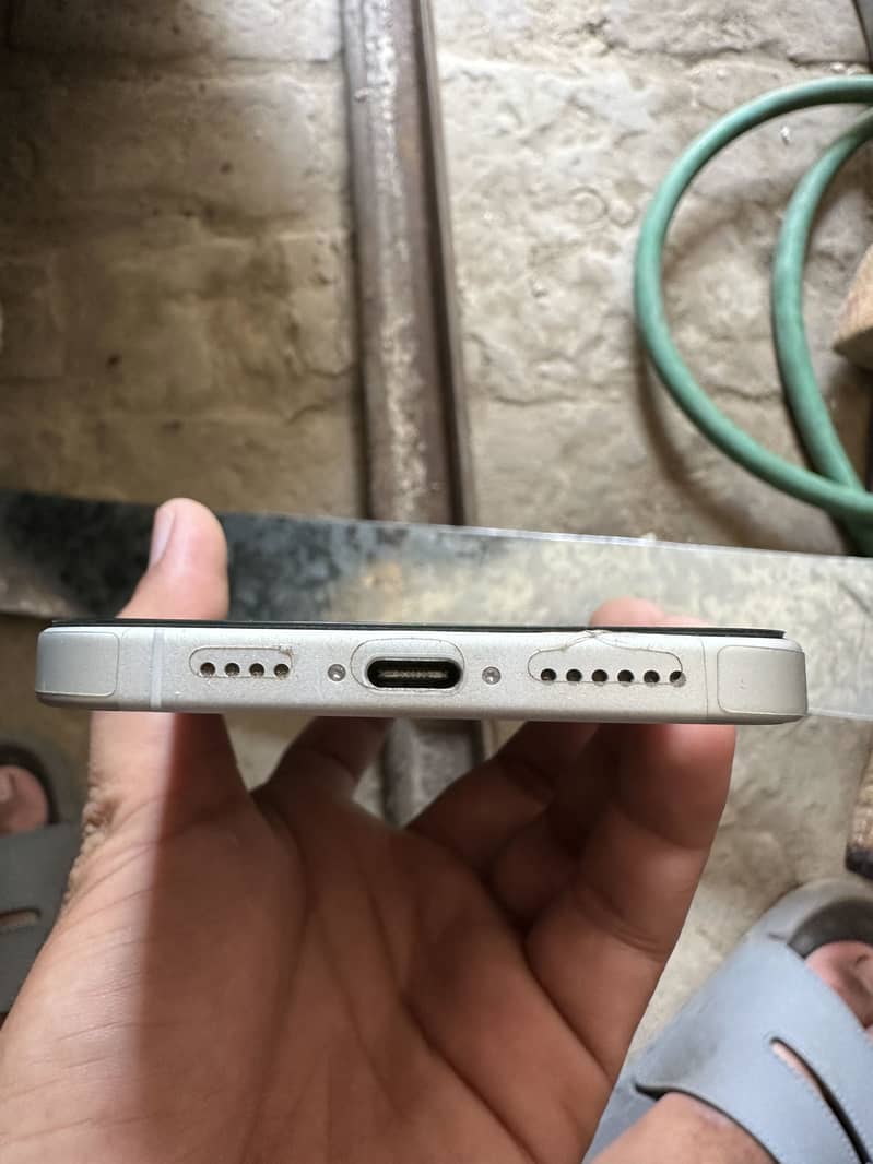 Apple iPhone 16 Plus 1