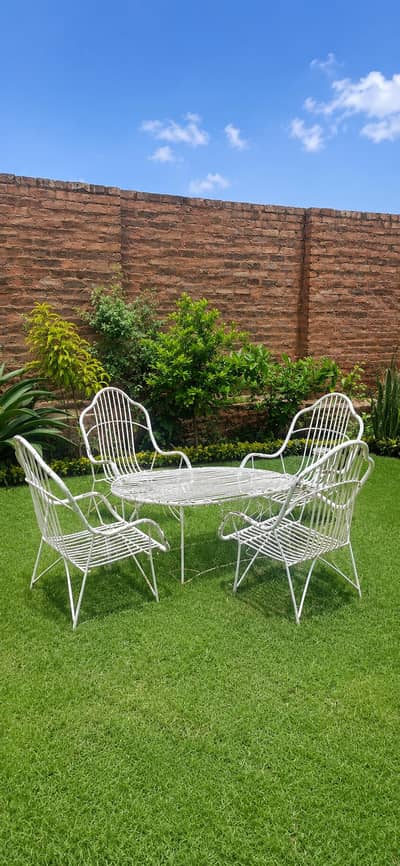 outdoor lawn chairs and table