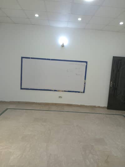 1 KANAL COMMERCIAL OFFICE WITH 7ROOMS ON FIRST FLOOR