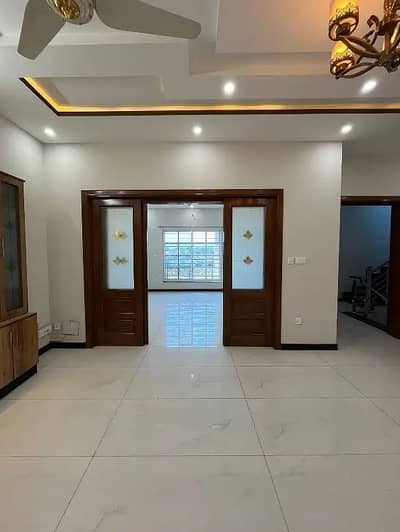 G 13 10 MARLA HOUSE AVAILABLE FOR RENT