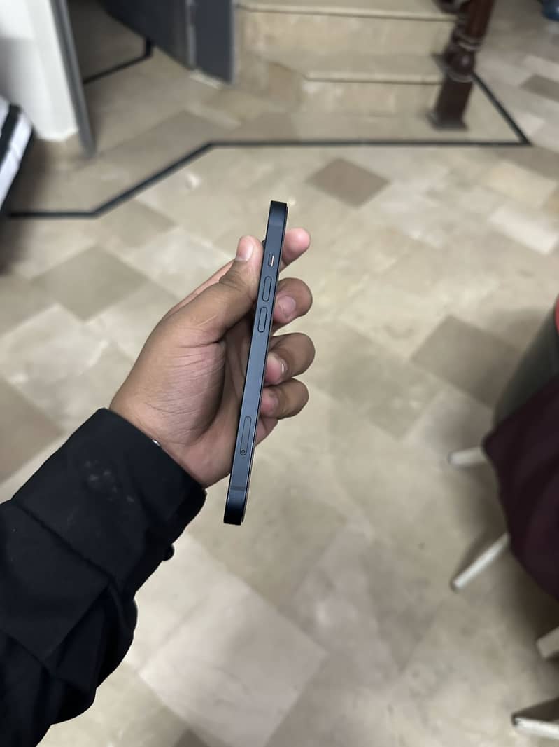 Apple iPhone 13 2