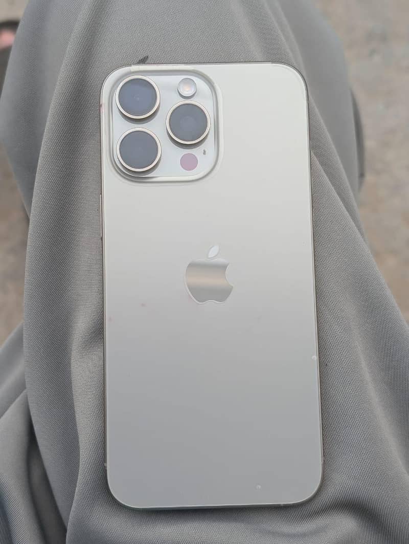 Apple iPhone 15 Pro Max 1