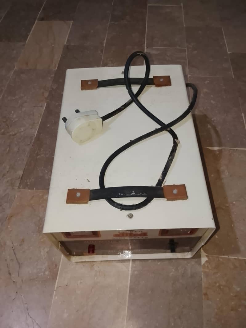 3000 WATTS AUTOMATIC VOLTAGE STABILIZER 1
