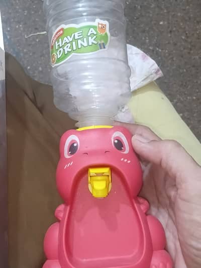 Toy water dispenser