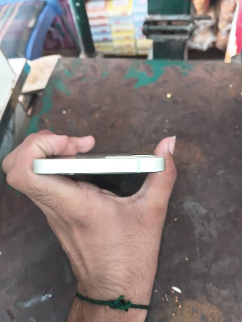Apple iPhone 12 4