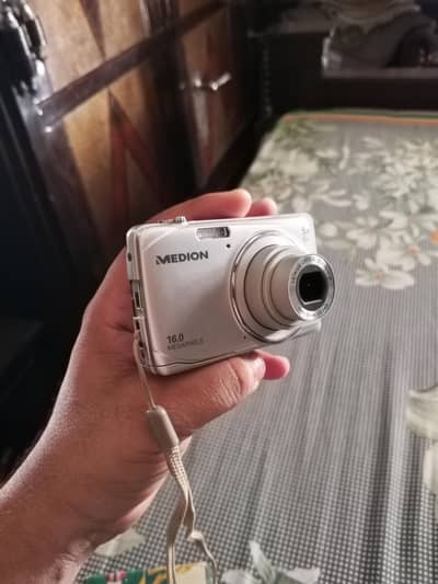 medion company camera made by Germany digital camera lush condition