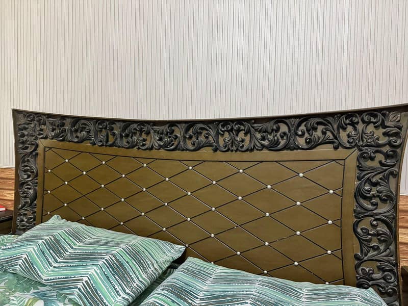 Bed with side tables 0