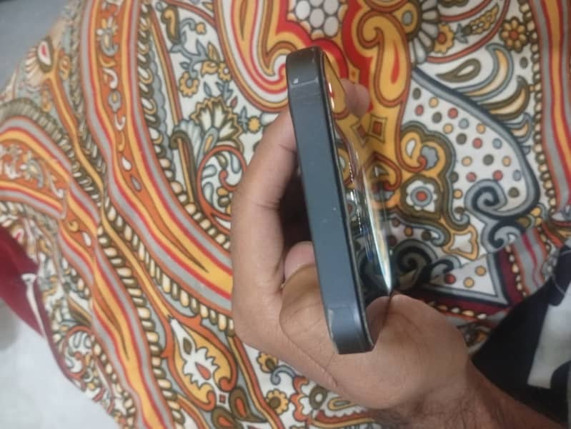 Apple iPhone 16e 2