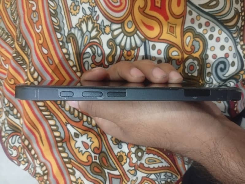Apple iPhone 16e 3