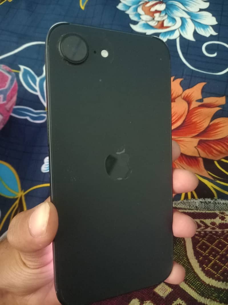 Apple iPhone 16e 4