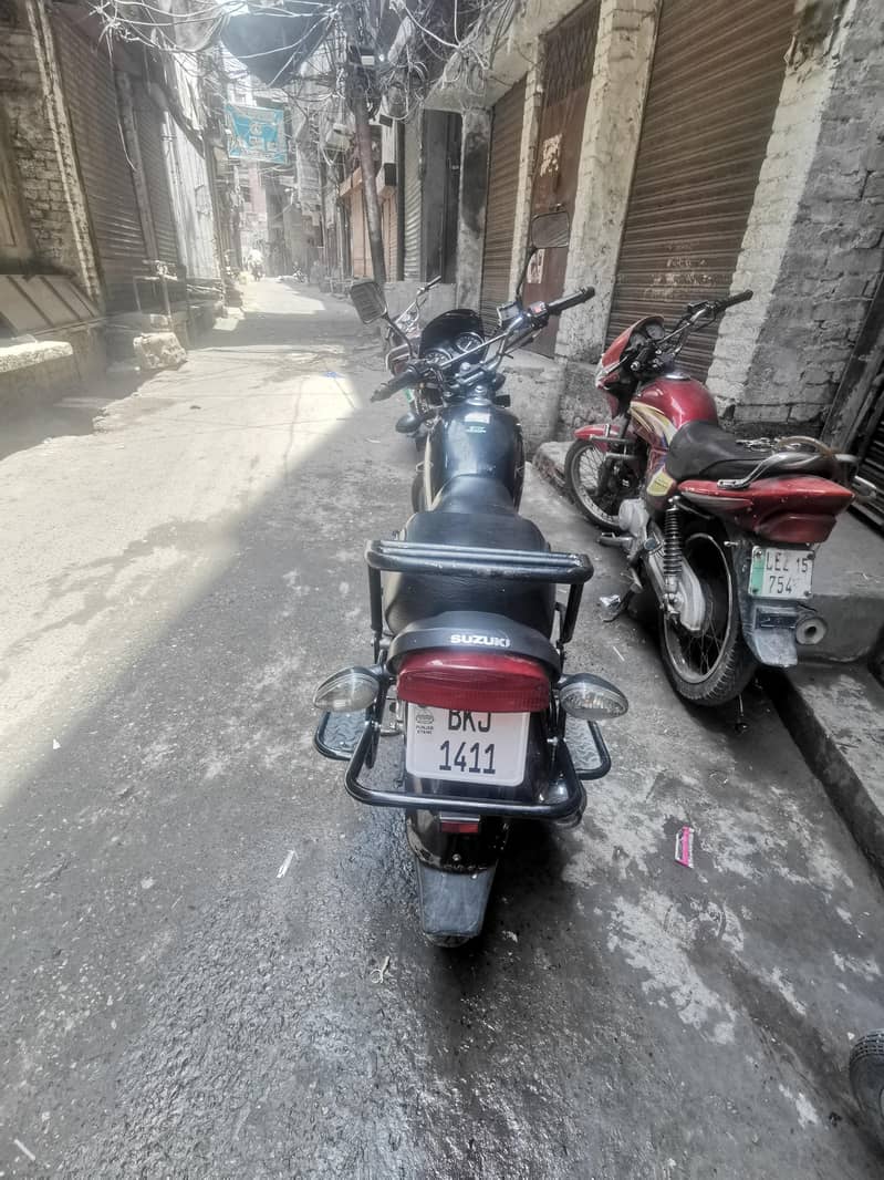 میں second owner ہو 2 ماہ استعمال کیا ہے پیسوں کی ضرورت ہے 6