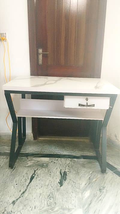 Modern Computer Study Table with Drawer – Excellent Condition