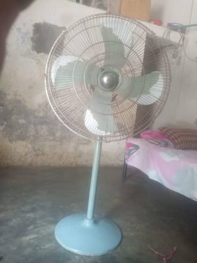 pedestal fan in good condition