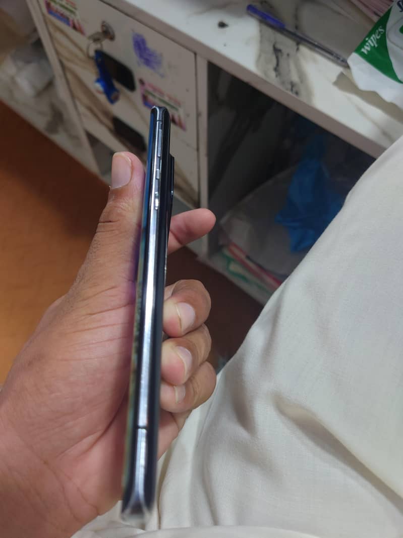 Sharp Aquos R6 0