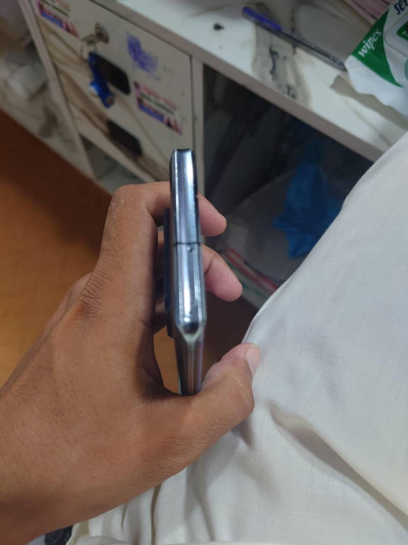 Sharp Aquos R6 1