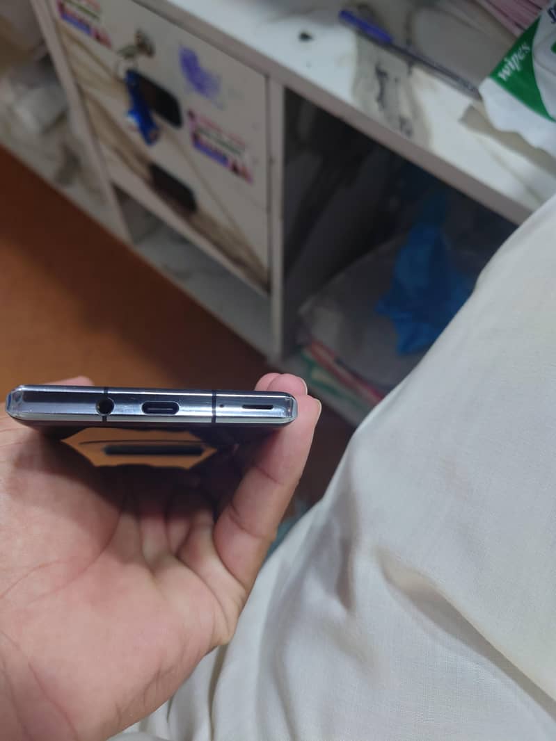 Sharp Aquos R6 2